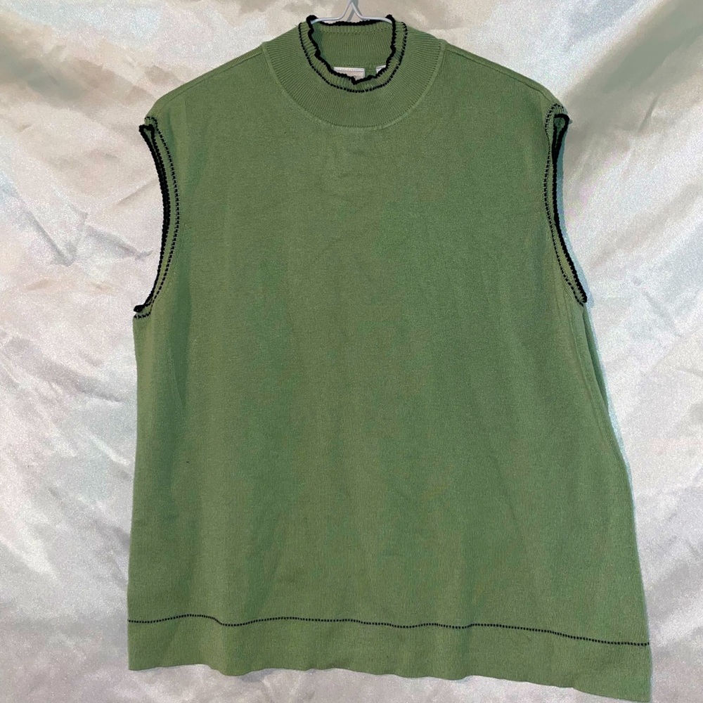 Light green sleeveless
turtleneck with small black accents.